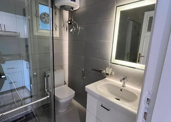 Garden View Exceptional Two Bedroom Full Apartment *